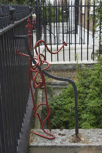 Finn Thomson 'Go Go Go' 2019, (from the railings series) 130×60×50cm cast iron, oxide paint, photo by Andy Keate