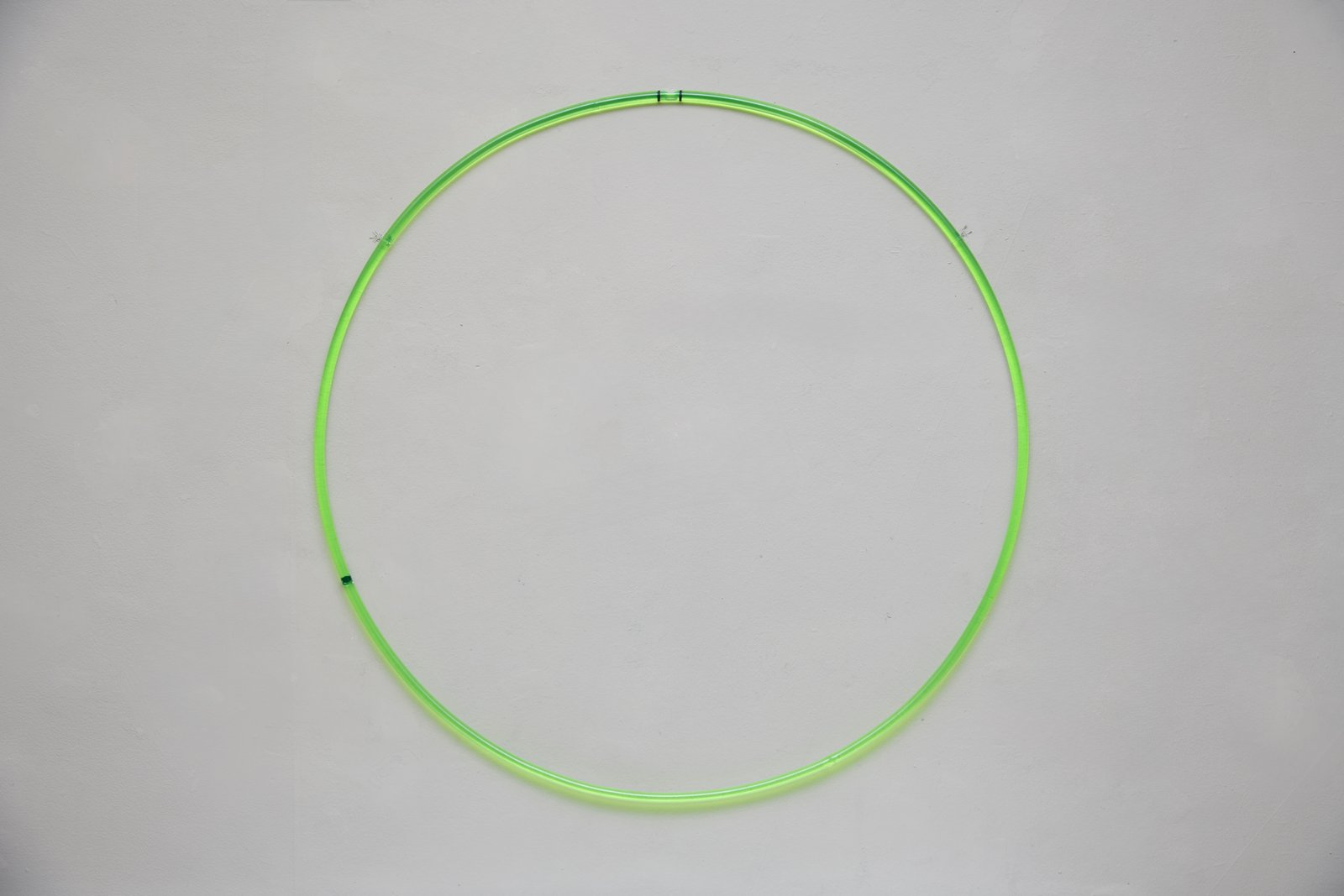 Dermot O'Brien 'Untitled (Meniscus)' glass, water, acrylic dye, tape and rubber 2025, 27(h)x60cm, photography by Andy Keate Dermot O'Brien 'Untitled (Meniscus)' glass, water, acrylic dye, tape and rubber 2025, 27(h)x60cm, photography by Andy Keate